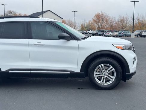 Used 2022 Ford Explorer XLT w/ Equipment Group 202A image 4