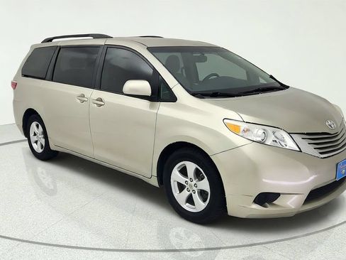 Used 2017 Toyota Sienna LE FWD image 1