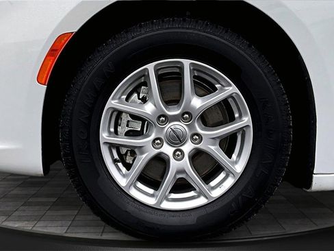 Used 2023 Chrysler Pacifica Touring-L image 9