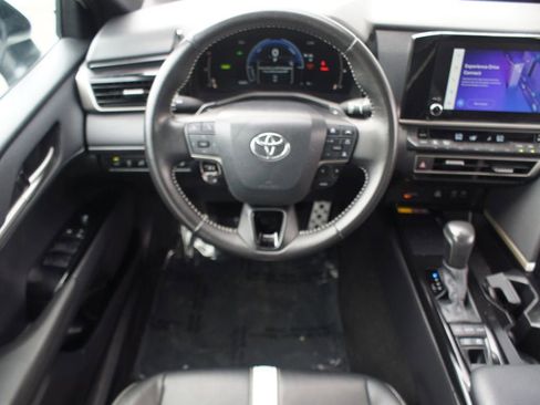 Used 2025 Toyota Camry SE FWD image 5