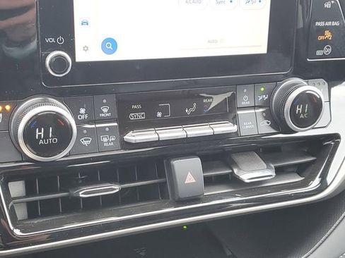 Used 2025 Toyota Highlander XLE image 17