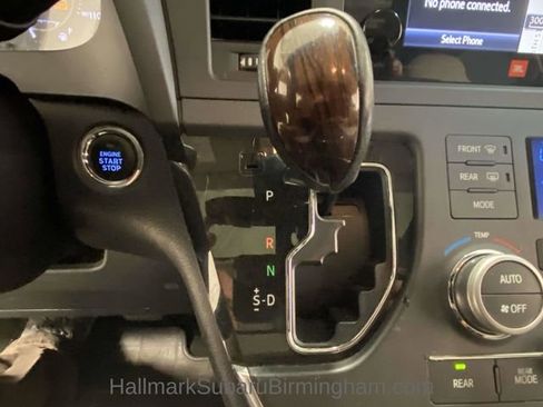 Used 2015 Toyota Sienna L image 21