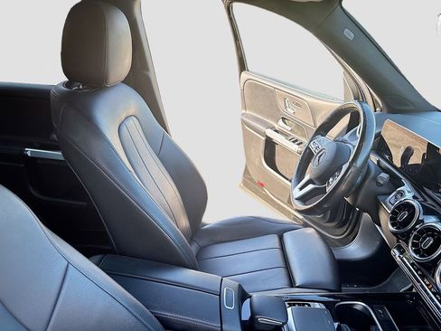 Used 2020 Mercedes-Benz GLB 250 w/ Premium Package image 23