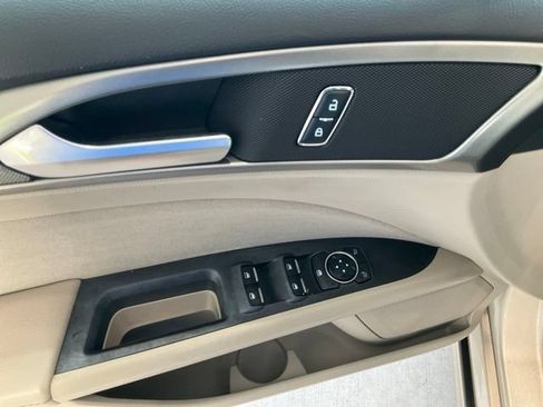 Used 2018 Ford Fusion SE FWD image 4
