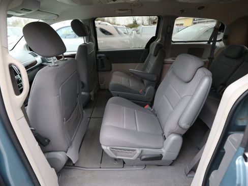 Used 2010 Chrysler Town & Country Touring image 15