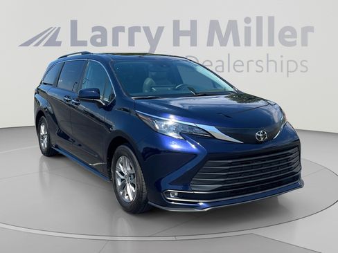 Certified 2026 Toyota Sienna XLE FWD image 7