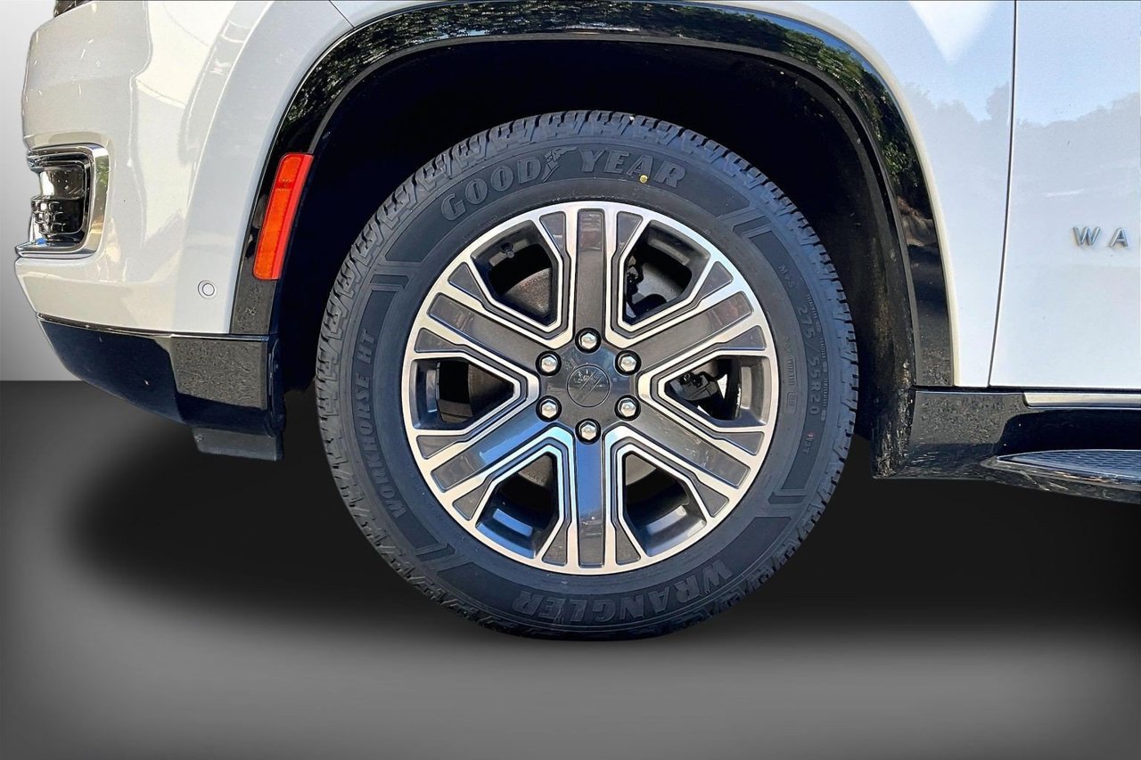 Certified 2024 Jeep Wagoneer L Series II AWD/4WD image 33