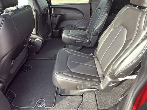 New 2026 Chrysler Pacifica Select image 13