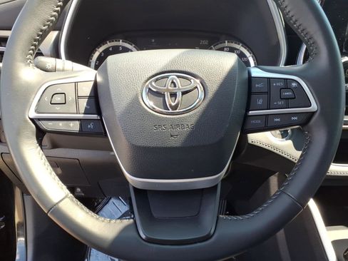Used 2023 Toyota Highlander XLE AWD/4WD image 17