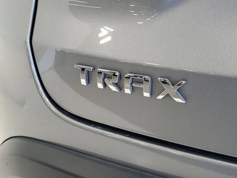 Used 2025 Chevrolet Trax LT w/ LT Convenience Package FWD image 7