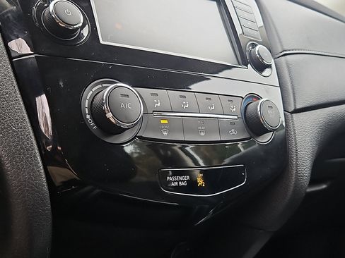 Certified 2019 Nissan Rogue S image 15