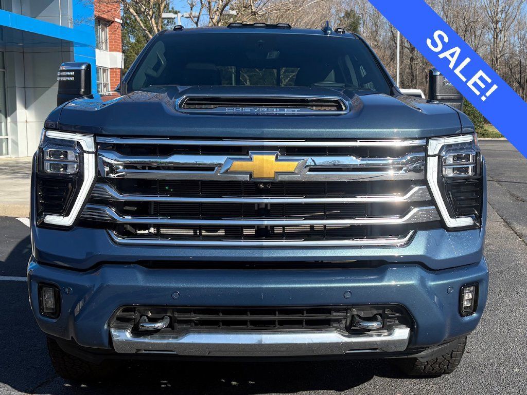 Used 2025 Chevrolet Silverado 2500 High Country w/ Technology Package AWD/4WD image 3