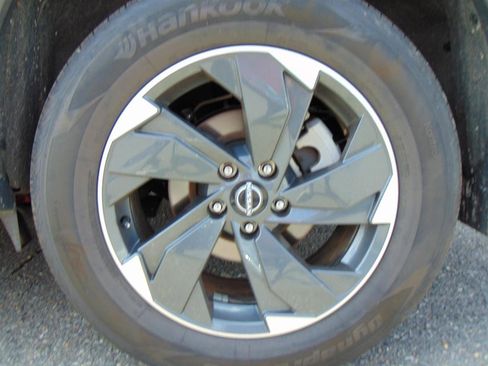 Used 2024 Nissan Rogue SV AWD/4WD image 9