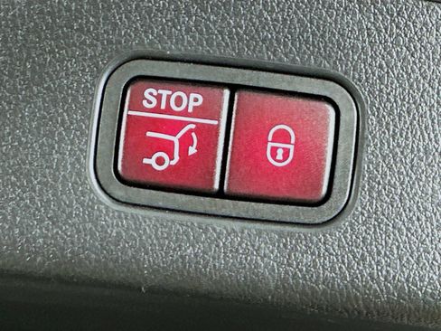 Used 2024 Mercedes-Benz GLC 300 4MATIC image 38
