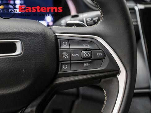 Used 2024 Jeep Grand Cherokee L Laredo image 16