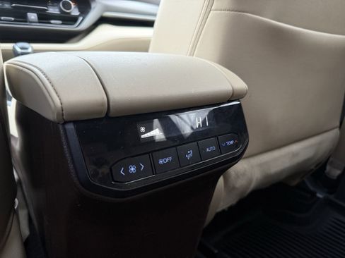 Used 2020 Toyota Highlander XLE image 32