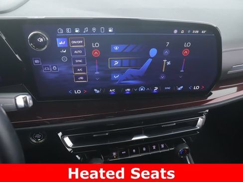 Used 2024 Chevrolet Traverse Z71 AWD/4WD image 4