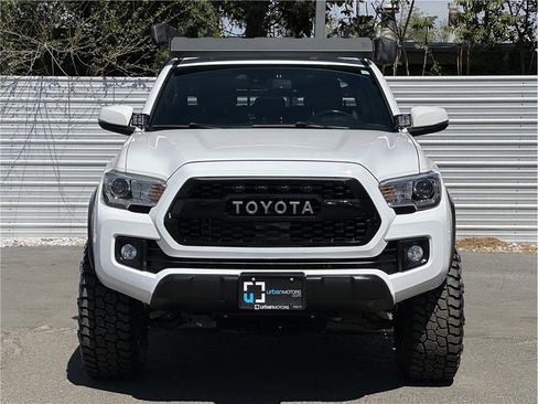 Used 2018 Toyota Tacoma TRD Off-Road w/ Technology Package image 7