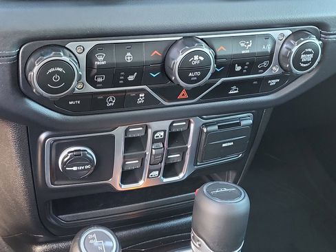 New 2025 Jeep Gladiator High Tide image 15