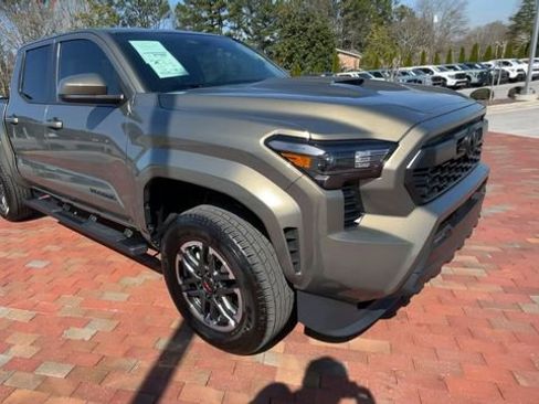 Used 2025 Toyota Tacoma TRD Sport AWD/4WD image 3