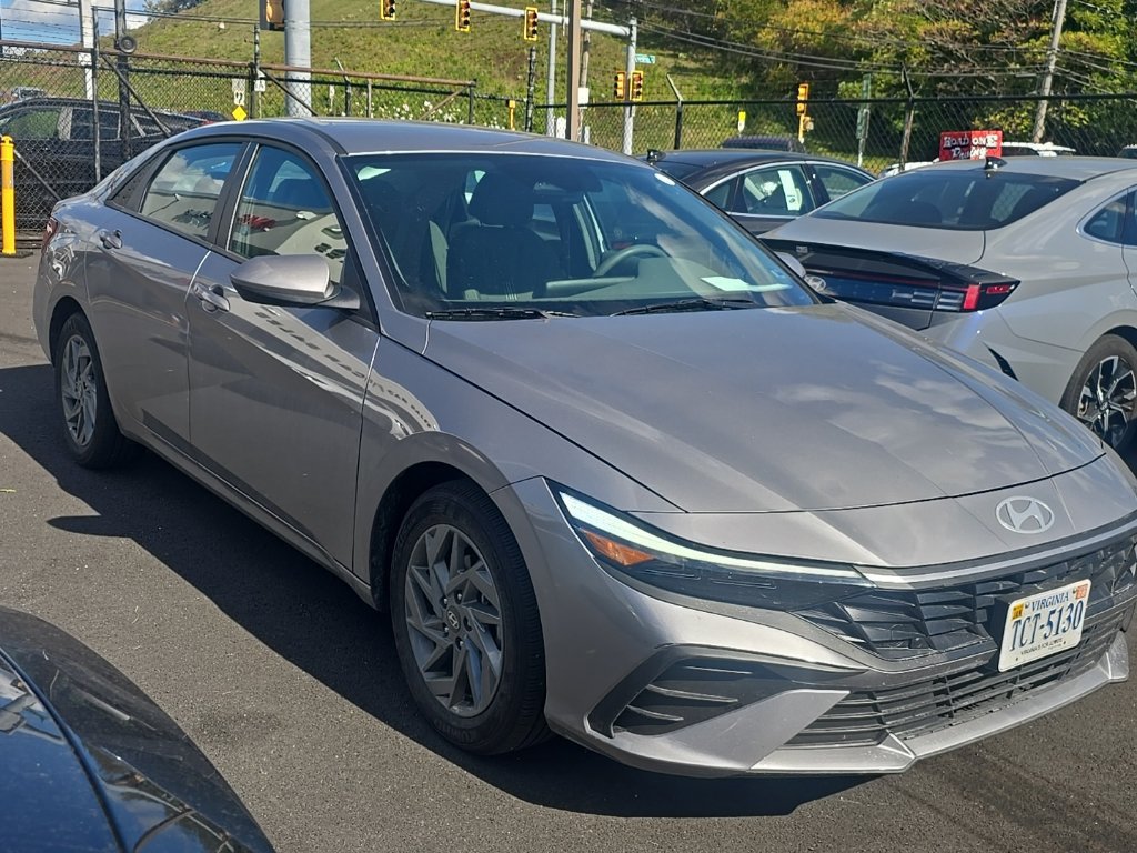 Used 2026 Hyundai Elantra Hybrid FWD image 2