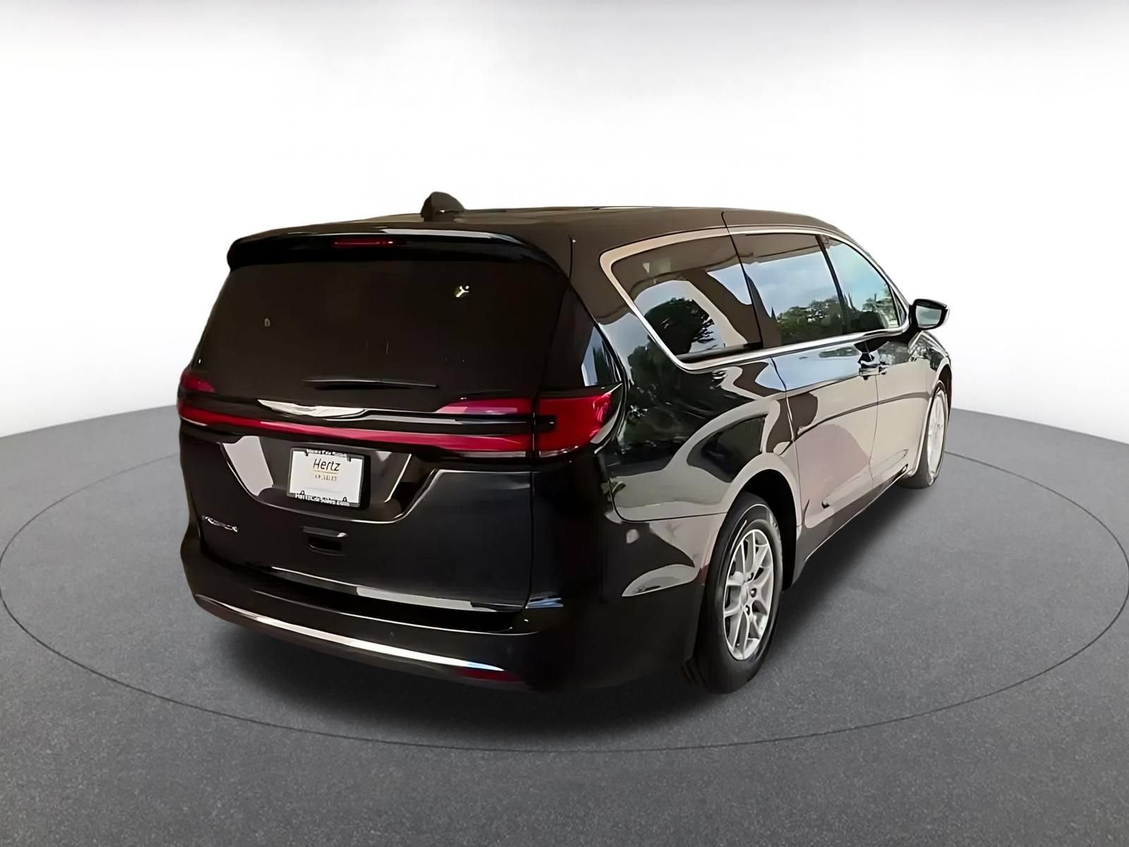 Used 2025 Chrysler Pacifica Select FWD image 12