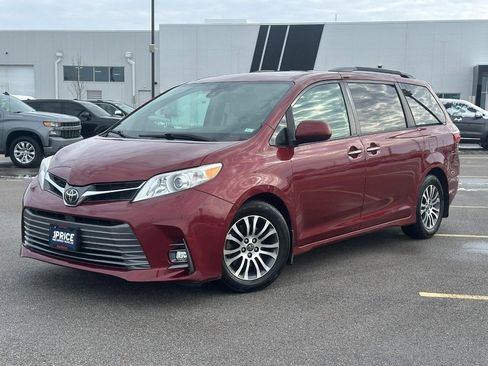 Used 2018 Toyota Sienna XLE Premium image 1