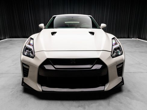 Used 2020 Nissan GT-R Premium image 8