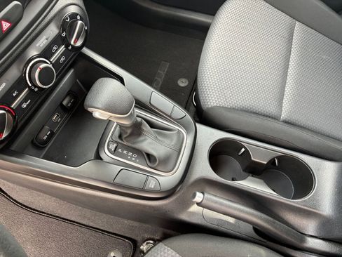 Used 2025 Kia Soul LX w/ LX Technology Package FWD image 34