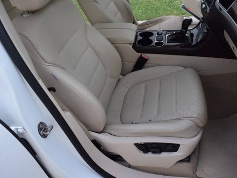 Used 2016 Volkswagen Touareg TDI AWD/4WD image 49