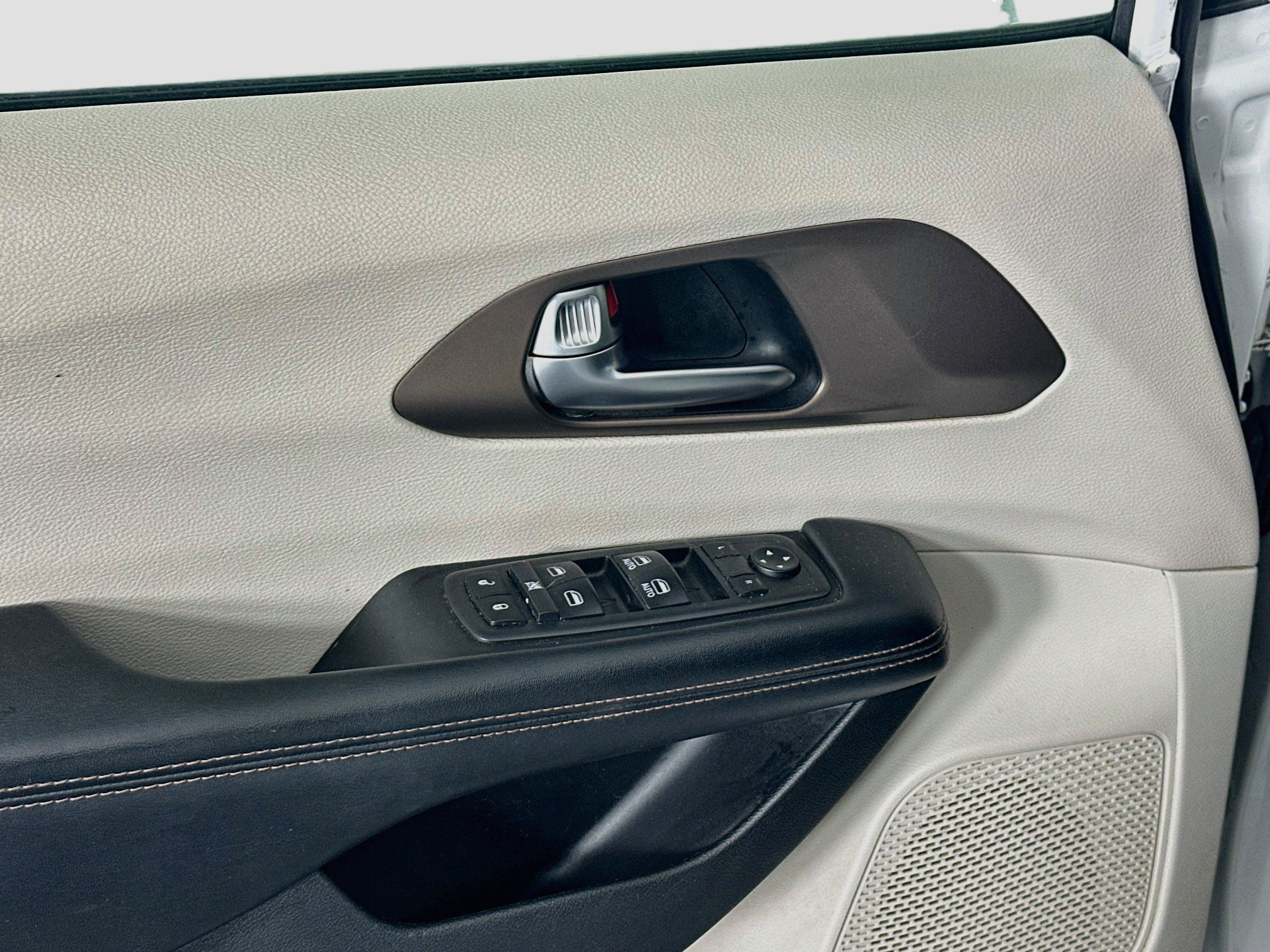 Used 2019 Chrysler Pacifica Touring-L FWD image 15