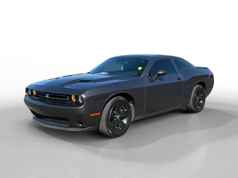 Used 2021 Dodge Challenger SXT image 1