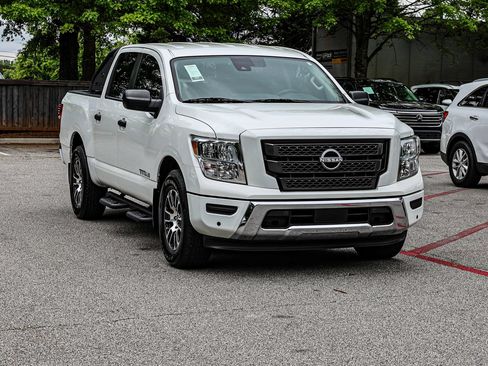 Used 2024 Nissan Titan SV w/ SV Convenience Package RWD image 4