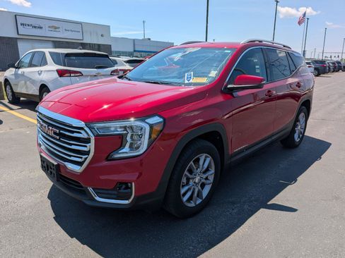 Used 2024 GMC Terrain SLT w/ LPO, Floor Liner Package AWD/4WD image 4