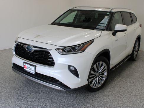 Used 2020 Toyota Highlander Platinum AWD/4WD image 2
