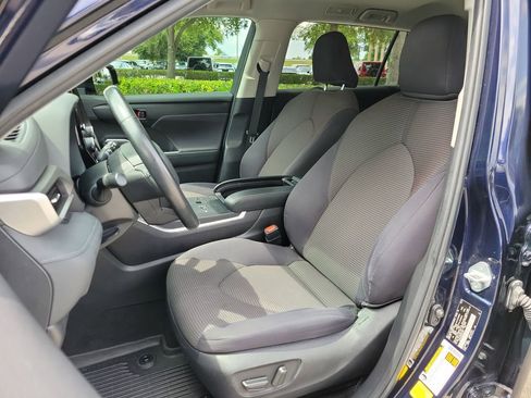 Used 2024 Toyota Highlander LE FWD image 17