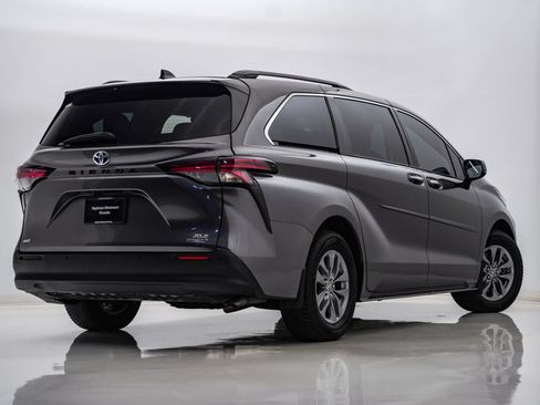 Used 2022 Toyota Sienna XLE w/ Protection Package (TMS) AWD/4WD image 9