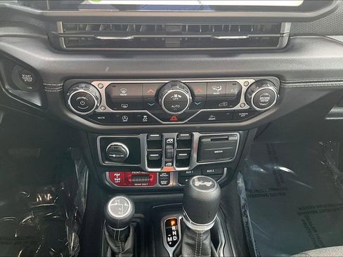 Used 2025 Jeep Wrangler Unlimited Rubicon AWD/4WD image 31