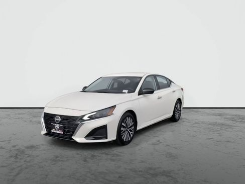 Used 2025 Nissan Altima 2.5 SV FWD image 4