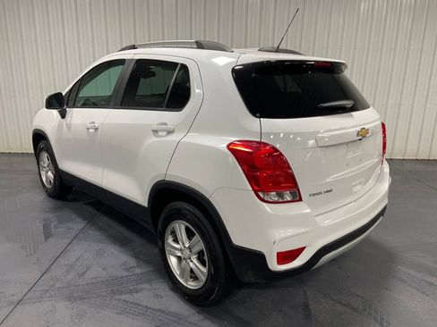 Used 2022 Chevrolet Trax LT w/ LT Convenience Package image 2