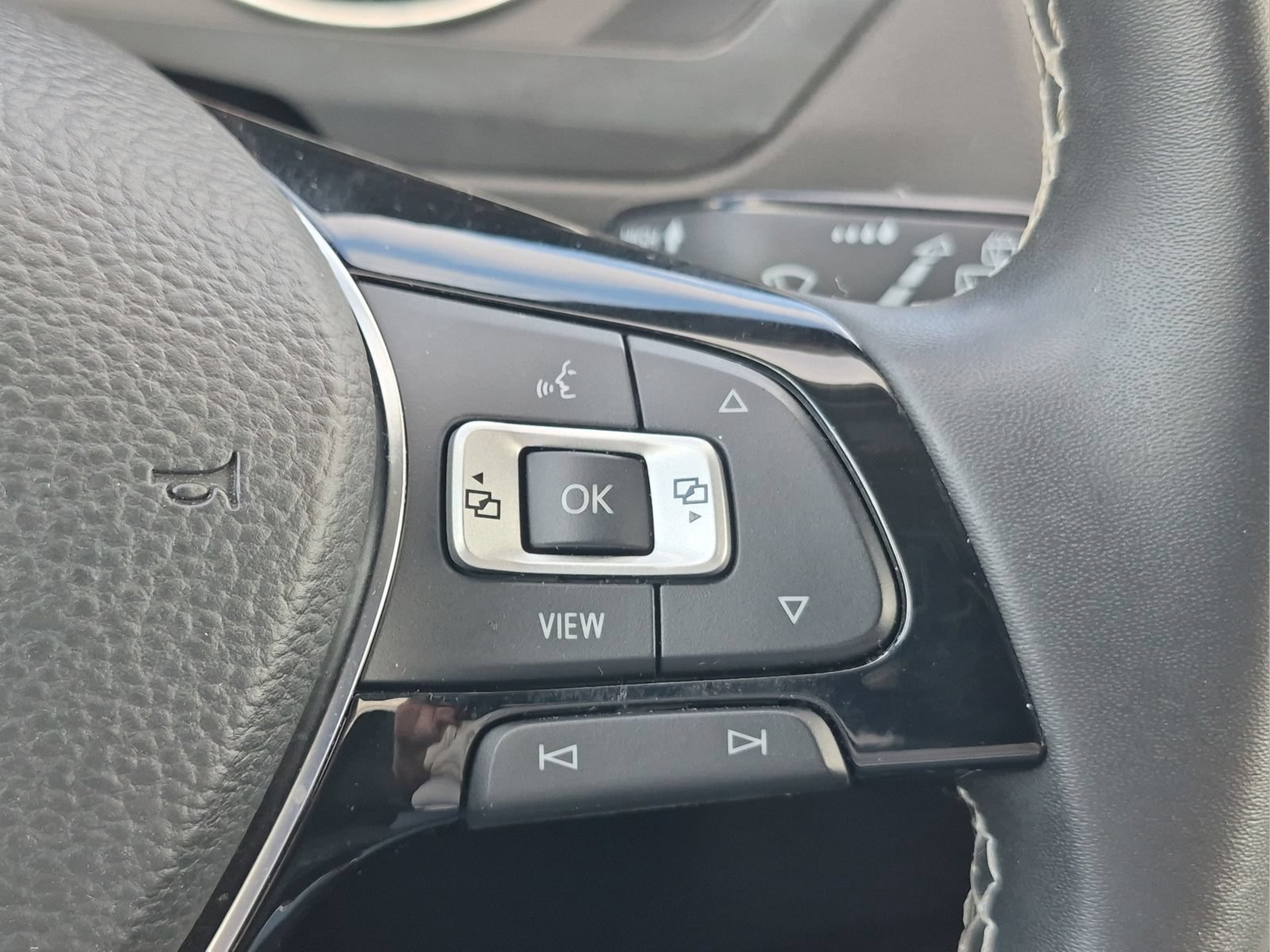 Used 2021 Volkswagen Tiguan SE w/ Panoramic Sunroof Package FWD image 10