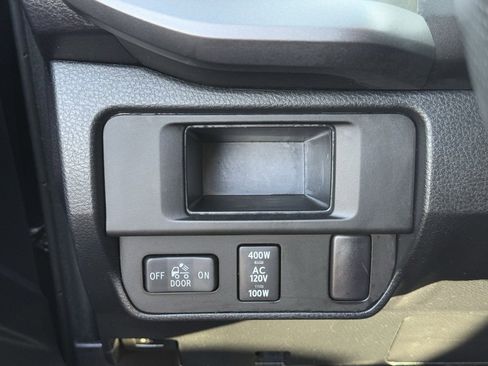 Used 2016 Toyota Tacoma TRD Sport image 11