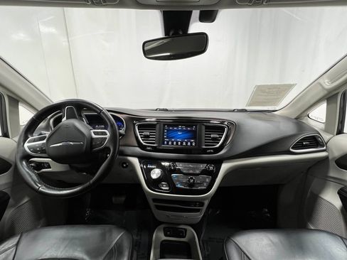 Used 2019 Chrysler Pacifica Touring-L FWD image 19