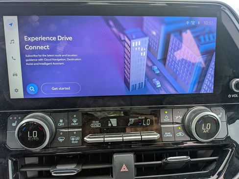 Used 2025 Toyota Highlander XLE FWD image 19