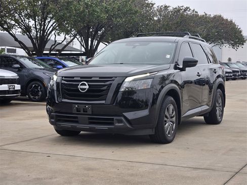 Used 2024 Nissan Pathfinder SV w/ SV Premium Package image 2