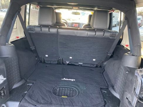 Used 2015 Jeep Wrangler Unlimited Rubicon image 19
