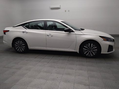 Used 2024 Nissan Altima 2.5 SV FWD image 11