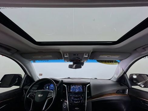 Used 2019 Cadillac Escalade Luxury AWD/4WD image 26