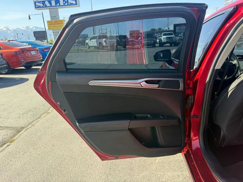 Used 2020 Ford Fusion SE FWD image 20