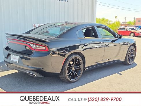 Used 2018 Dodge Charger SXT w/ Blacktop Package RWD image 7